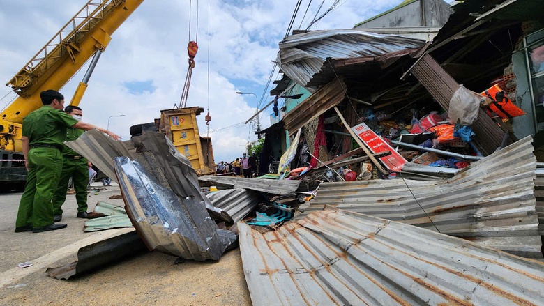 Danh tính các nạn nhân vụ lật xe ben gây chết người trên QL1 qua Quảng Ngãi- Ảnh 2. Danh tính các nạn nhân vụ lật xe ben gây chết người trên QL1 qua Quảng Ngãi- Ảnh 2.