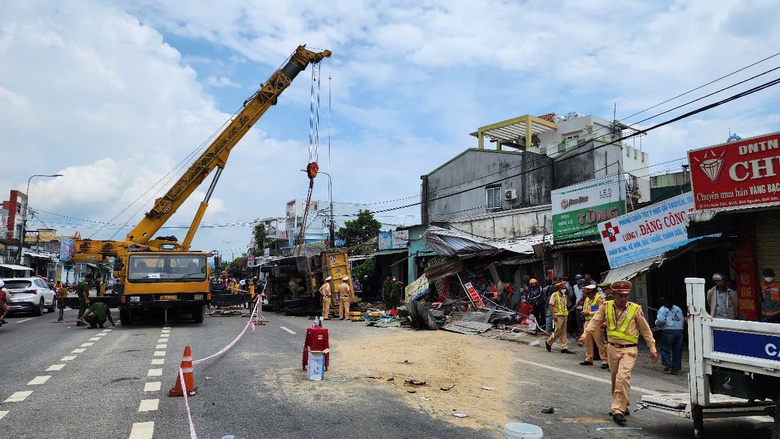 Cận cảnh hiện trường vụ lật xe tải chở cát gây chết người ở Quảng Ngãi- Ảnh 3. Cận cảnh hiện trường vụ lật xe tải chở cát gây chết người ở Quảng Ngãi- Ảnh 3.
