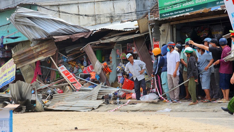 Cận cảnh hiện trường vụ lật xe tải chở cát gây chết người ở Quảng Ngãi- Ảnh 4. Cận cảnh hiện trường vụ lật xe tải chở cát gây chết người ở Quảng Ngãi- Ảnh 4.