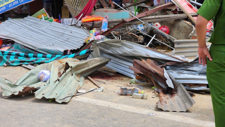 Cận cảnh hiện trường vụ lật xe tải chở cát gây chết người ở Quảng Ngãi- Ảnh 5. Cận cảnh hiện trường vụ lật xe tải chở cát gây chết người ở Quảng Ngãi- Ảnh 5.