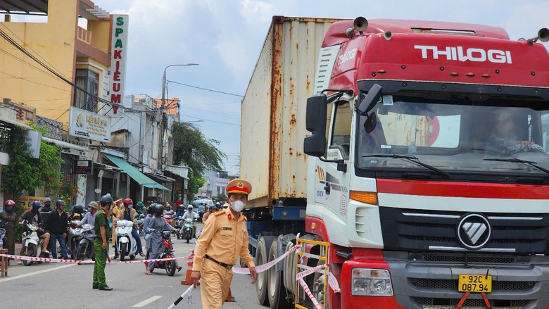 Cận cảnh hiện trường vụ lật xe tải chở cát gây chết người ở Quảng Ngãi- Ảnh 13. Cận cảnh hiện trường vụ lật xe tải chở cát gây chết người ở Quảng Ngãi- Ảnh 13.