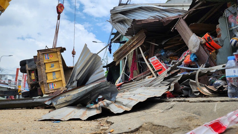 Cận cảnh hiện trường vụ lật xe tải chở cát gây chết người ở Quảng Ngãi- Ảnh 1. Cận cảnh hiện trường vụ lật xe tải chở cát gây chết người ở Quảng Ngãi- Ảnh 1.