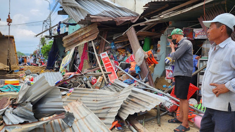 Cận cảnh hiện trường vụ lật xe tải chở cát gây chết người ở Quảng Ngãi- Ảnh 9. Cận cảnh hiện trường vụ lật xe tải chở cát gây chết người ở Quảng Ngãi- Ảnh 9.
