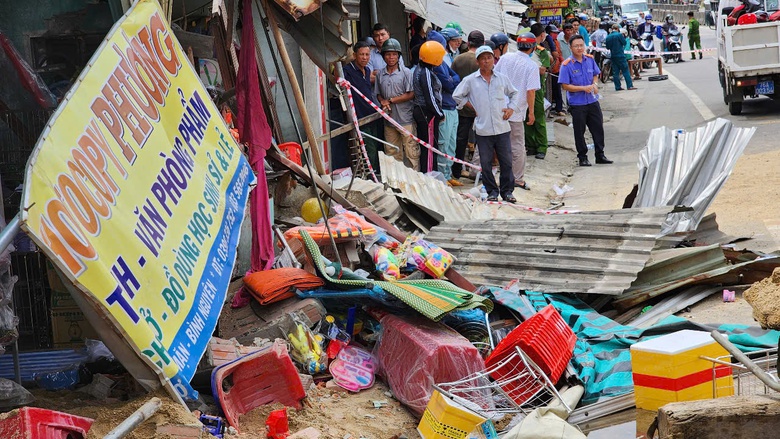 Cận cảnh hiện trường vụ lật xe tải chở cát gây chết người ở Quảng Ngãi- Ảnh 10. Cận cảnh hiện trường vụ lật xe tải chở cát gây chết người ở Quảng Ngãi- Ảnh 10.