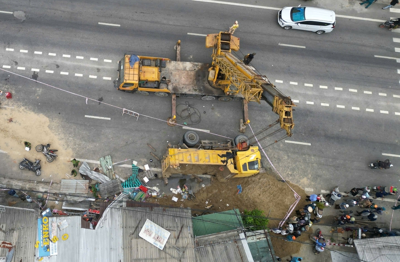 Cận cảnh hiện trường vụ lật xe tải chở cát gây chết người ở Quảng Ngãi- Ảnh 12. Cận cảnh hiện trường vụ lật xe tải chở cát gây chết người ở Quảng Ngãi- Ảnh 12.