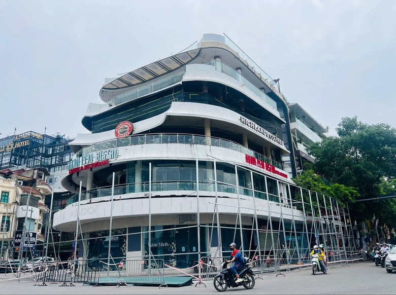 Hà Nội: Dựng rào chắn, chuẩn bị phá dỡ toà nhà "Hàm cá mập"- Ảnh 2. Hà Nội: Dựng rào chắn, chuẩn bị phá dỡ toà nhà "Hàm cá mập"- Ảnh 2.