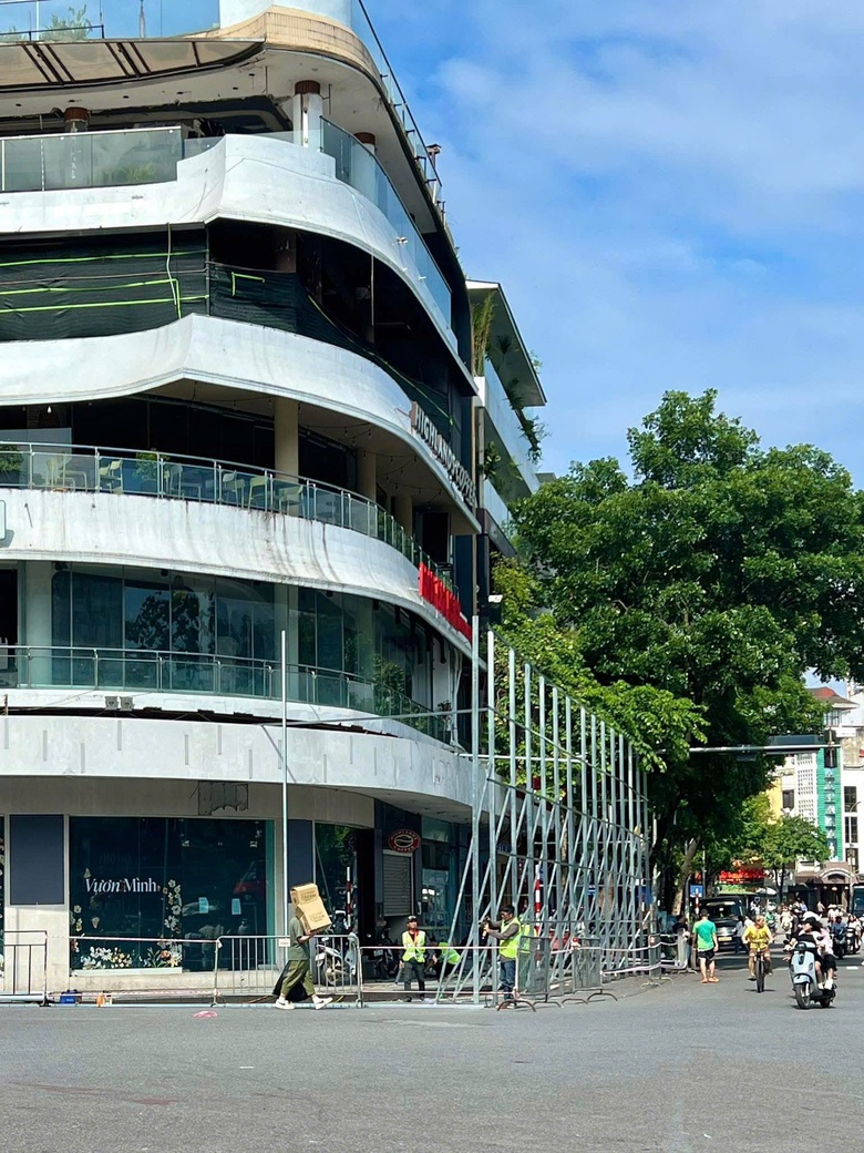 Hà Nội: Dựng rào chắn, chuẩn bị phá dỡ toà nhà "Hàm cá mập"- Ảnh 1. Hà Nội: Dựng rào chắn, chuẩn bị phá dỡ toà nhà "Hàm cá mập"- Ảnh 1.