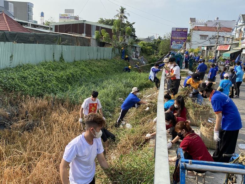 TP.HCM k&ecirc;u gọi người d&acirc;n kh&ocirc;ng xả r&aacute;c ra đường v&agrave; k&ecirc;nh rạch- Ảnh 1.