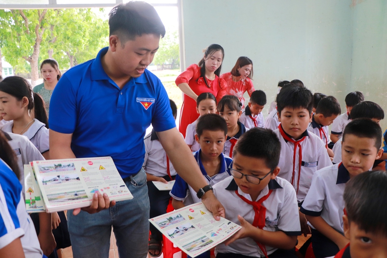 Quảng Nam: Gần 200 học sinh tiểu học tham gia buổi tuyên truyền về an toàn đường sắt- Ảnh 1. Quảng Nam: Gần 200 học sinh tiểu học tham gia buổi tuyên truyền về an toàn đường sắt- Ảnh 1.