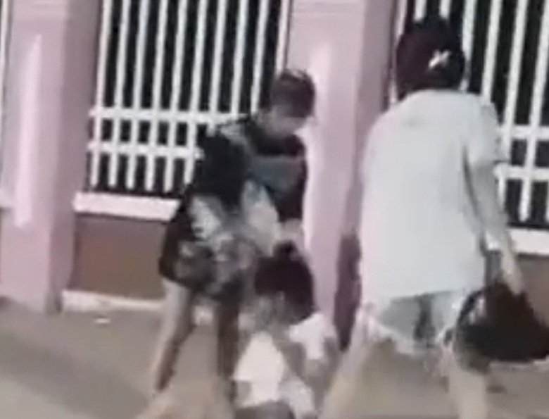 X&aacute;c minh hai clip nữ sinh đ&aacute;nh bạn d&atilde; man ở An Giang- Ảnh 2.