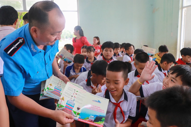Quảng Nam: Gần 200 học sinh tiểu học tham gia buổi tuyên truyền về an toàn đường sắt- Ảnh 2. Quảng Nam: Gần 200 học sinh tiểu học tham gia buổi tuyên truyền về an toàn đường sắt- Ảnh 2.