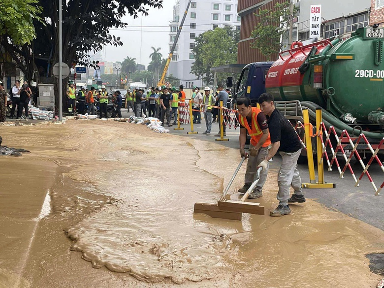 Lại xuất hiện sự cố phun tr&agrave;o phụ gia tr&ecirc;n tuyến metro Nhổn - ga H&agrave; Nội- Ảnh 2.