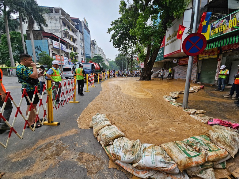Lại xuất hiện sự cố phun tr&agrave;o phụ gia tr&ecirc;n tuyến metro Nhổn - ga H&agrave; Nội- Ảnh 1.