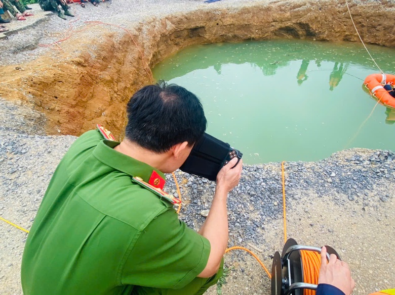 Dùng camera chuyên dụng tìm kiếm nạn nhân rơi "hố tử thần" mất tích ở Bắc Kạn- Ảnh 2. Dùng camera chuyên dụng tìm kiếm nạn nhân rơi "hố tử thần" mất tích ở Bắc Kạn- Ảnh 2.