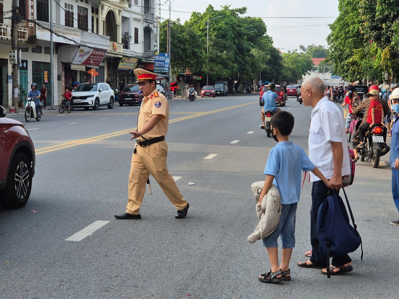 Ph&uacute; Thọ: X&aacute;c định yếu tố then chốt trong đảm bảo an to&agrave;n giao th&ocirc;ng cổng trường- Ảnh 2.