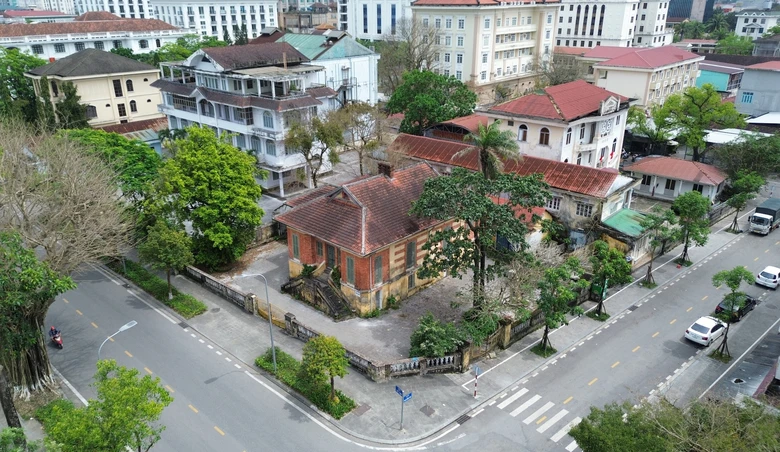 Huế: Loạt trụ sở cũ tr&ecirc;n &ldquo;đất v&agrave;ng&rdquo; bỏ hoang g&acirc;y l&atilde;ng ph&iacute;- Ảnh 9.