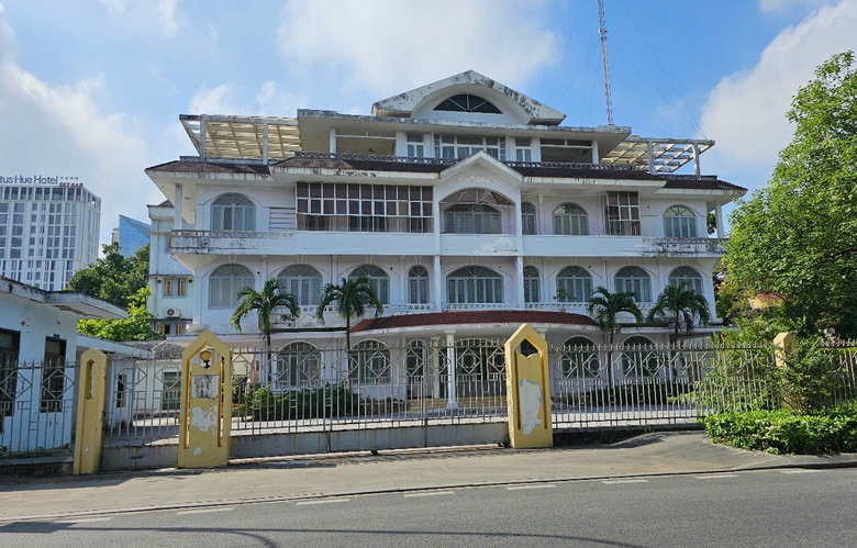 Huế: Loạt trụ sở cũ tr&ecirc;n &ldquo;đất v&agrave;ng&rdquo; bỏ hoang g&acirc;y l&atilde;ng ph&iacute;- Ảnh 13.