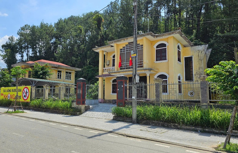 Huế: Loạt trụ sở cũ tr&ecirc;n &ldquo;đất v&agrave;ng&rdquo; bỏ hoang g&acirc;y l&atilde;ng ph&iacute;- Ảnh 5.