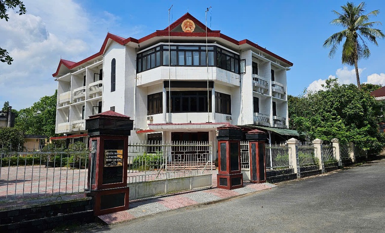 Huế: Loạt trụ sở cũ tr&ecirc;n &ldquo;đất v&agrave;ng&rdquo; bỏ hoang g&acirc;y l&atilde;ng ph&iacute;- Ảnh 2.