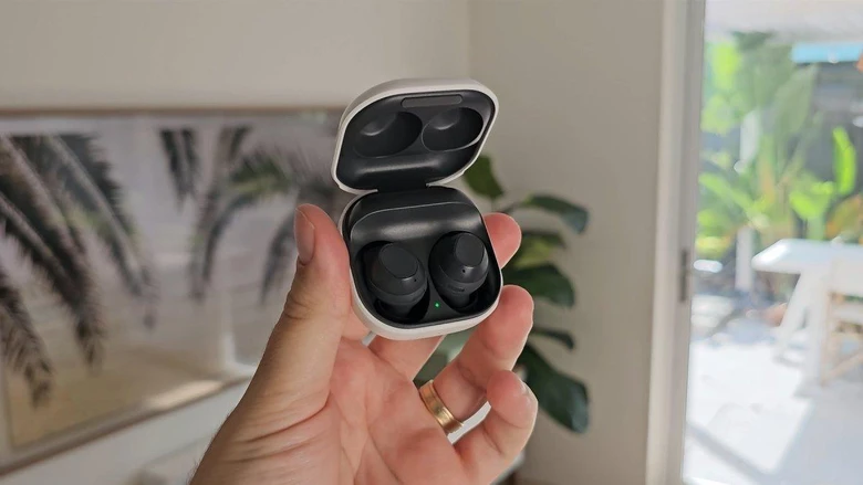 Samsung sắp tr&igrave;nh l&agrave;ng tai nghe gi&aacute; rẻ, dung lượng pin khủng- Ảnh 1.