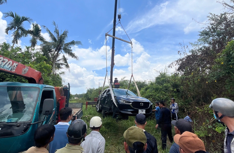 &Ocirc; t&ocirc; lao xuống s&ocirc;ng, &ocirc;ng v&agrave; ch&aacute;u ngoại tho&aacute;t nạn trong gang tấc- Ảnh 2.