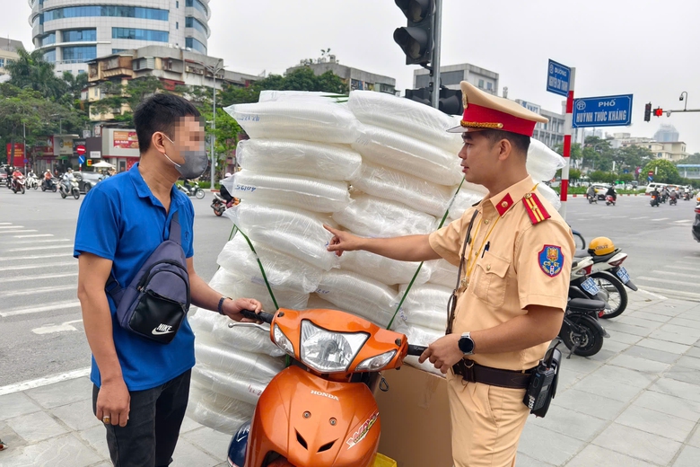 H&agrave; Nội: Cận cảnh camera lưu động bắt lỗi vi phạm, loạt t&agrave;i xế bị xử phạt- Ảnh 7.