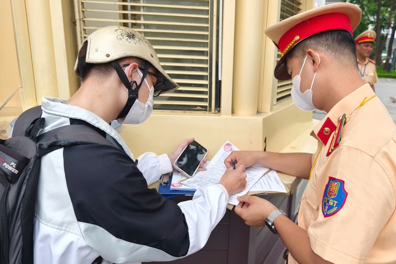 H&agrave; Nội: Cận cảnh camera lưu động bắt lỗi vi phạm, loạt t&agrave;i xế bị xử phạt- Ảnh 9.