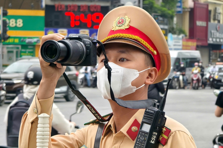 H&agrave; Nội: Cận cảnh camera lưu động bắt lỗi vi phạm, loạt t&agrave;i xế bị xử phạt- Ảnh 1.