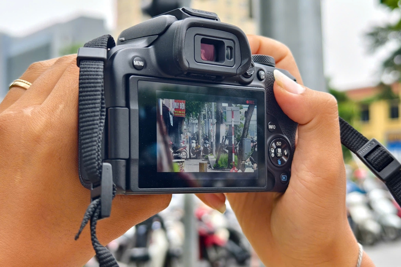 Hà Nội: CSGT xử lý hàng chục xe máy đi ngược chiều khu vực phố cổ- Ảnh 3. Hà Nội: CSGT xử lý hàng chục xe máy đi ngược chiều khu vực phố cổ- Ảnh 3.