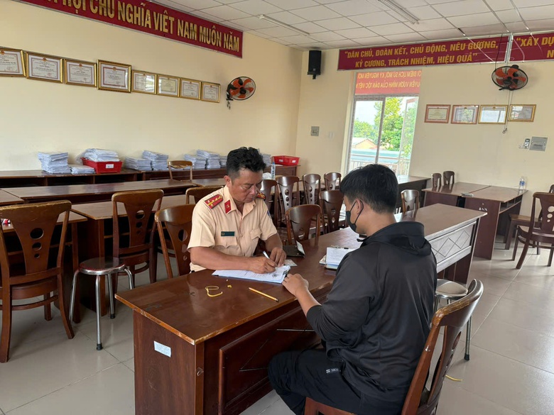 T&agrave;i xế ba g&aacute;c đi ngược chiều, th&aacute;ch thức &ocirc; t&ocirc; ở Củ Chi bị phạt hơn 33 triệu đồng- Ảnh 1.