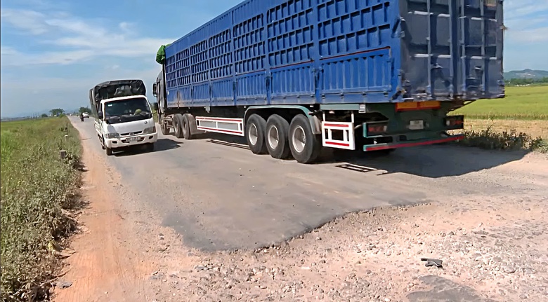 Đường ĐH20 nối Nghệ An - H&agrave; Tĩnh xuống cấp, người d&acirc;n lo ngại khi lưu th&ocirc;ng- Ảnh 1.