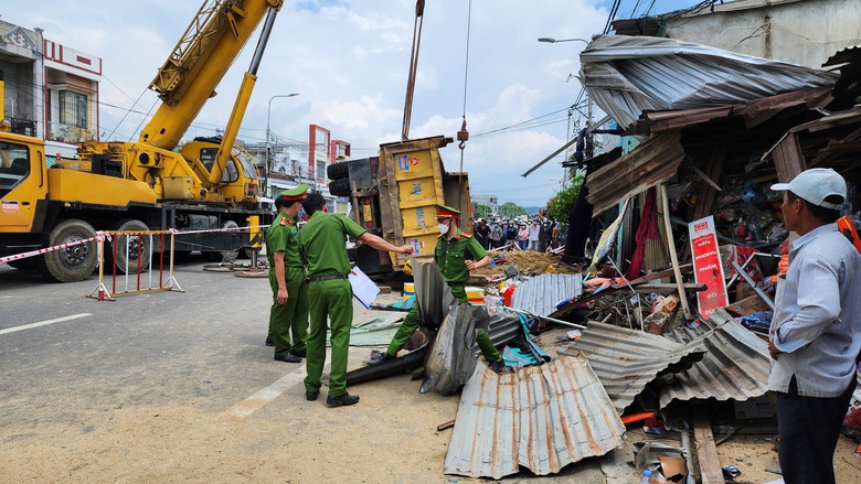 Vụ lật xe ben tr&ecirc;n QL1 qua Quảng Ng&atilde;i: Th&ecirc;m trường hợp tử vong sau 2 ng&agrave;y điều trị- Ảnh 1.
