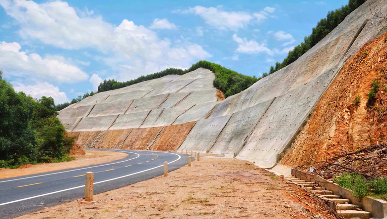 Cận cảnh tuyến La Sơn - H&ograve;a Li&ecirc;n trước giờ mở rộng th&agrave;nh cao tốc- Ảnh 8.