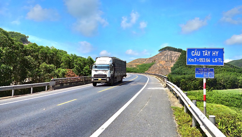 Cận cảnh tuyến La Sơn - H&ograve;a Li&ecirc;n trước giờ mở rộng th&agrave;nh cao tốc- Ảnh 12.