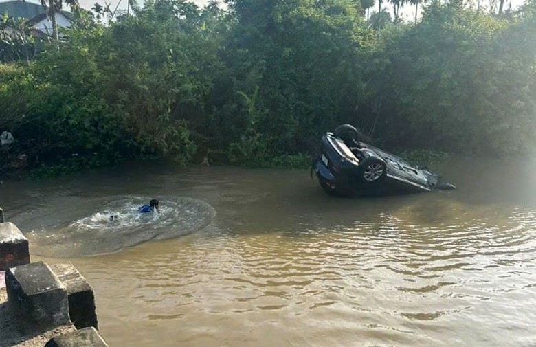 Xe ô tô rơi xuống sông và ngay tức thì người dân gần đó bơi đến cứu vớt người trong xe. Xe ô tô rơi xuống sông và ngay tức thì người dân gần đó bơi đến cứu vớt người trong xe.