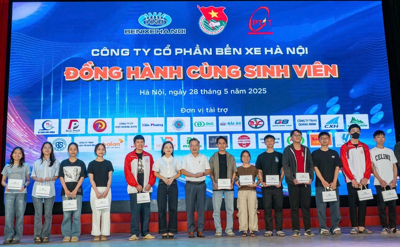 Bến xe H&agrave; Nội v&agrave; 25 doanh nghiệp vận tải giảm gi&aacute; v&eacute; xe kh&aacute;ch cho sinh vi&ecirc;n- Ảnh 2.