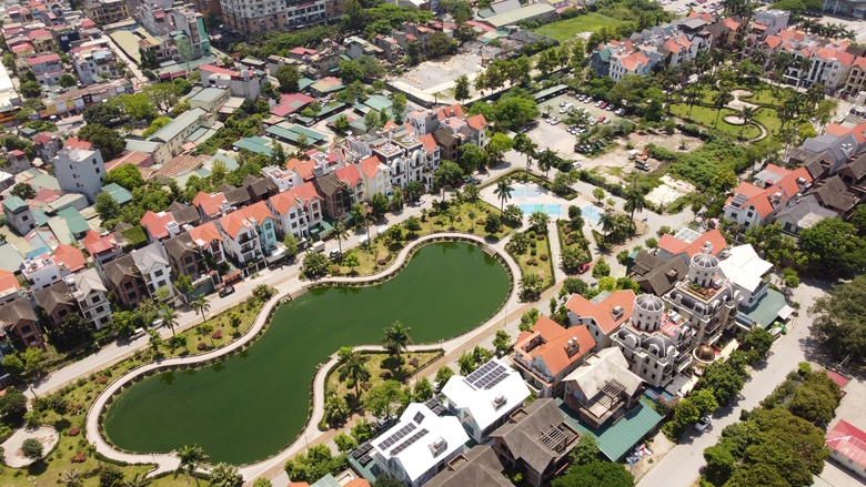 Khi trường học, c&ocirc;ng vi&ecirc;n ở khu đ&ocirc; thị chỉ l&agrave; &ldquo;b&aacute;nh vẽ&rdquo;- Ảnh 1.