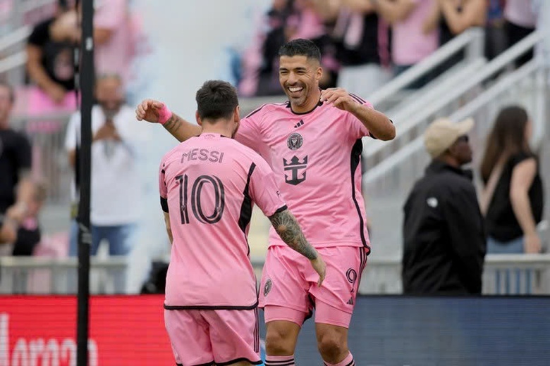 Messi v&agrave; Suarez c&oacute; h&agrave;nh động khiến tất cả ngỡ ng&agrave;ng- Ảnh 1.