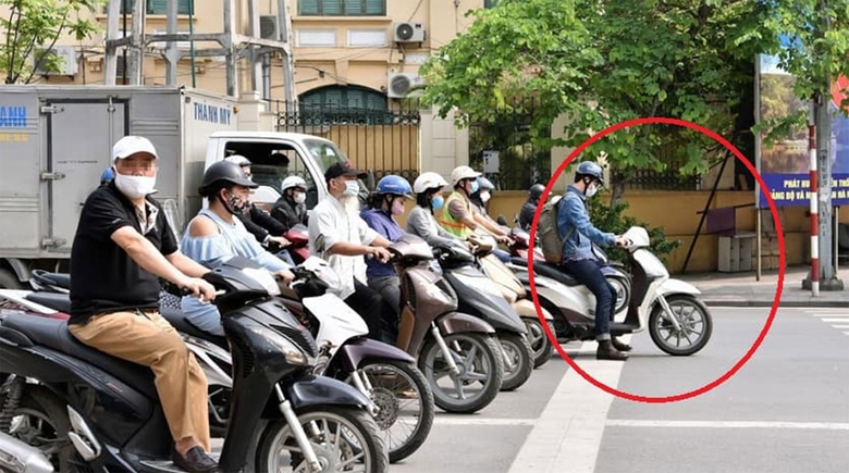 Dừng xe qu&aacute; vạch c&oacute; bị phạt lỗi vượt đ&egrave;n đỏ?- Ảnh 1.