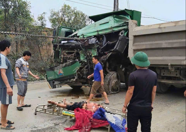 Xe tải chạy lấn làn khi vào cua gây tai nạn liên hoàn, tài xế bị thương nặng- Ảnh 1. Xe tải chạy lấn làn khi vào cua gây tai nạn liên hoàn, tài xế bị thương nặng- Ảnh 1.