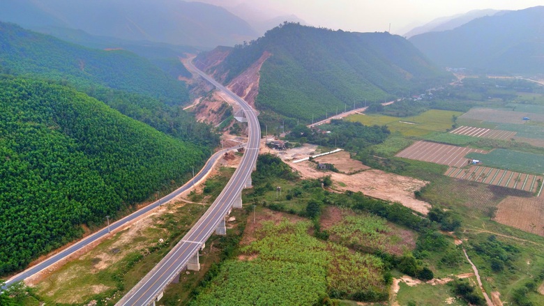 Cận cảnh tuyến La Sơn - H&ograve;a Li&ecirc;n trước giờ mở rộng th&agrave;nh cao tốc- Ảnh 7.