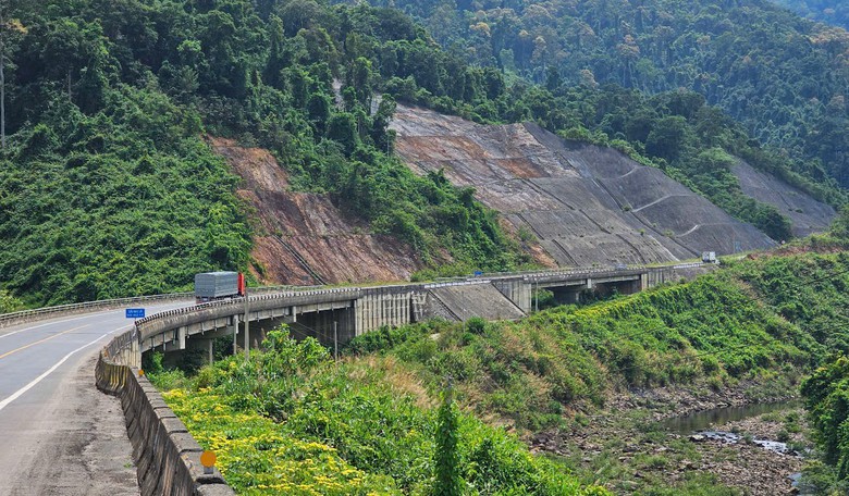 Cận cảnh tuyến La Sơn - H&ograve;a Li&ecirc;n trước giờ mở rộng th&agrave;nh cao tốc- Ảnh 5.