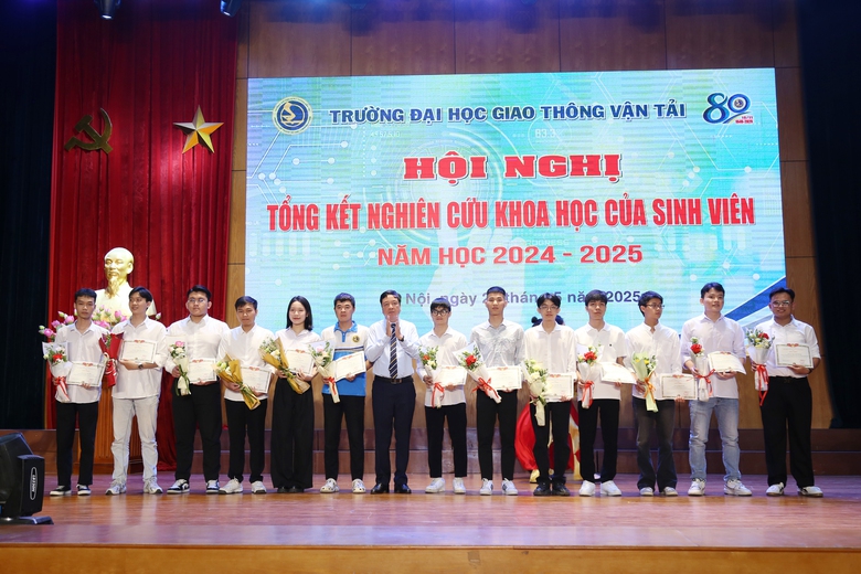 63 nghi&ecirc;n cứu khoa học xuất sắc của sinh vi&ecirc;n Đại học GTVT được trao giải- Ảnh 1.