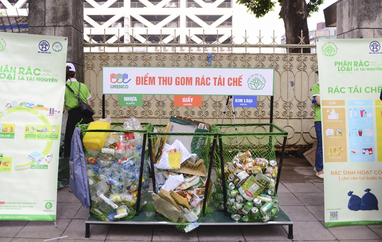 Triển khai chương tr&igrave;nh đổi r&aacute;c t&aacute;i chế tại 4 quận của H&agrave; Nội