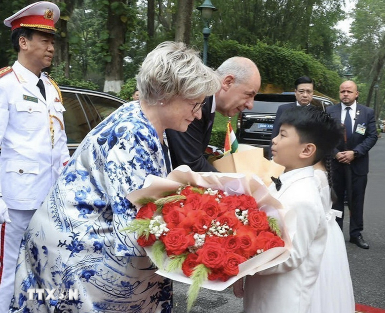 Chủ tịch nước Lương Cường chủ tr&igrave; lễ đ&oacute;n ch&iacute;nh thức Tổng thống Hungary- Ảnh 2.