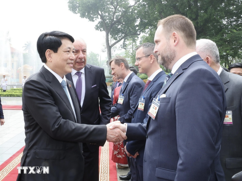 Chủ tịch nước Lương Cường chủ tr&igrave; lễ đ&oacute;n ch&iacute;nh thức Tổng thống Hungary- Ảnh 5.
