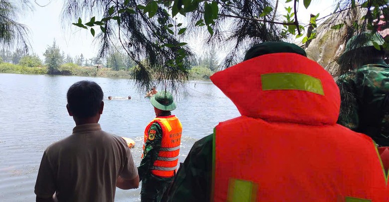 Huế: Thuyền chở ba người lật tr&ecirc;n đầm Hải B&igrave;nh, một người tử vong- Ảnh 1.