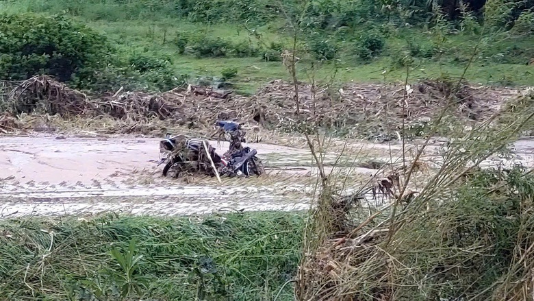 X&atilde; bi&ecirc;n giới Nghệ An tan hoang sau trận lũ qu&eacute;t bất ngờ trong đ&ecirc;m- Ảnh 2.