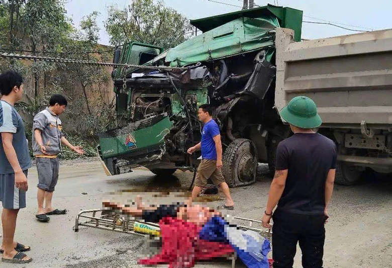 Phần đầu xe tải bẹp dúm, tài xế được đưa ra ngoài trong tình trạng bị thương nặng. Phần đầu xe tải bẹp dúm, tài xế được đưa ra ngoài trong tình trạng bị thương nặng.