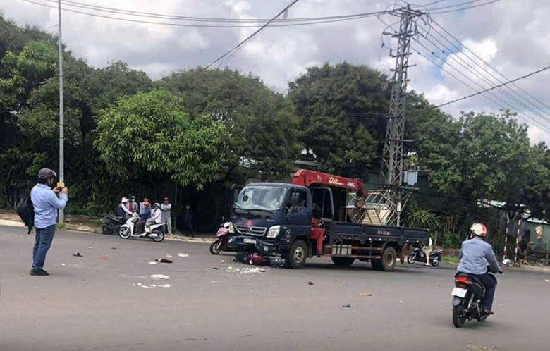 Hiện trường vụ tai nạn khiến hai người phụ nữ thương vong. Hiện trường vụ tai nạn khiến hai người phụ nữ thương vong.